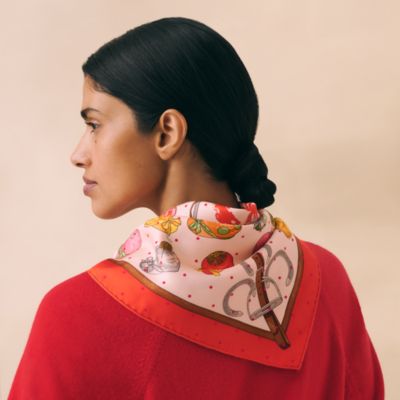 HERMESスカーフとイヤリング エルメスのカレ | レディス シルクカレ | Hermès - エルメス-公式サイト